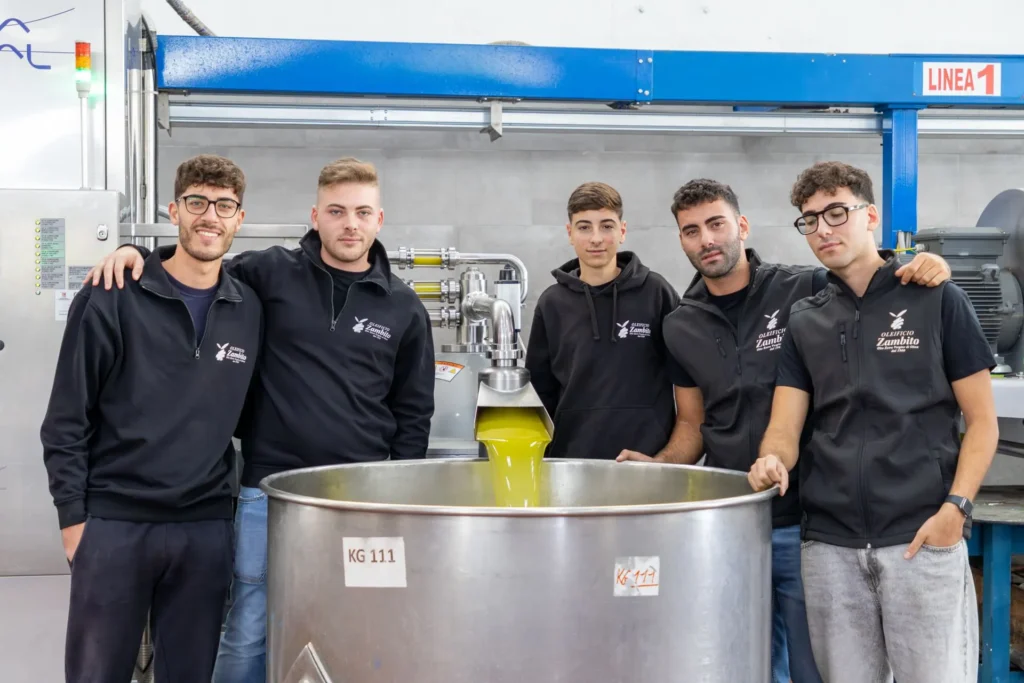 La famiglia Zambito nel frantoio